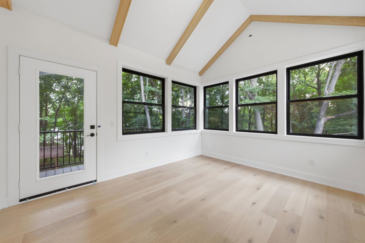 Vaulted-ceiling 4-season porch